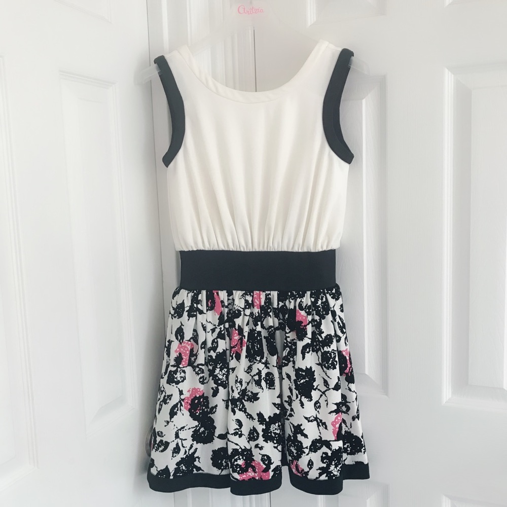 Beautiful embroidered dress in S
